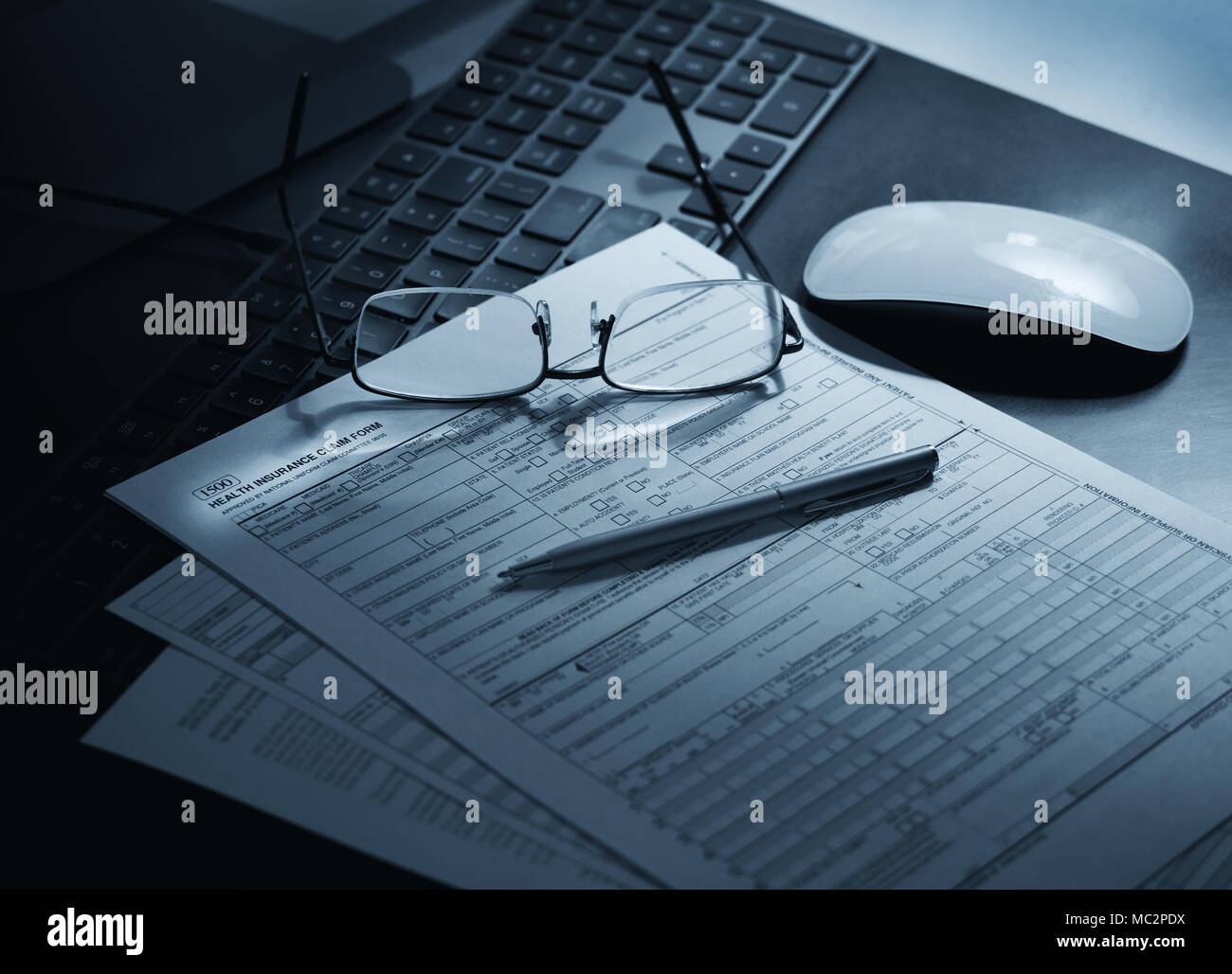 Prepararsi al file un assicurazione sanitaria modulo di reclamo Foto Stock
