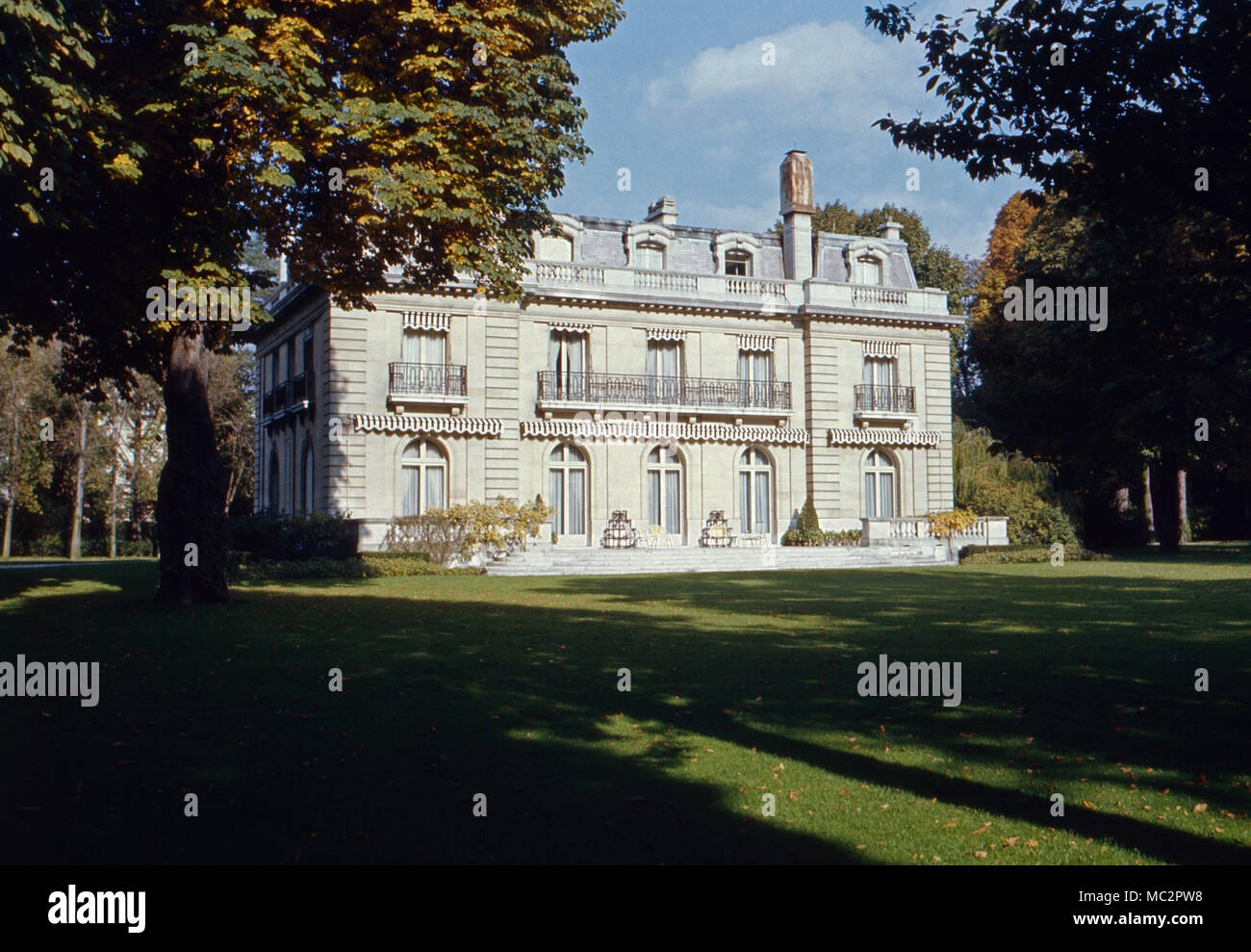 Das Haus der Herzogin von Windsor, Wallis Simpson, im Bois de Boulogne bei Paris, Frankreich 1974. Il mansion di Wallis Simpson, duchessa di Windsor, al Bois de Boulogne vicino a Paris, Francia 1974. Foto Stock