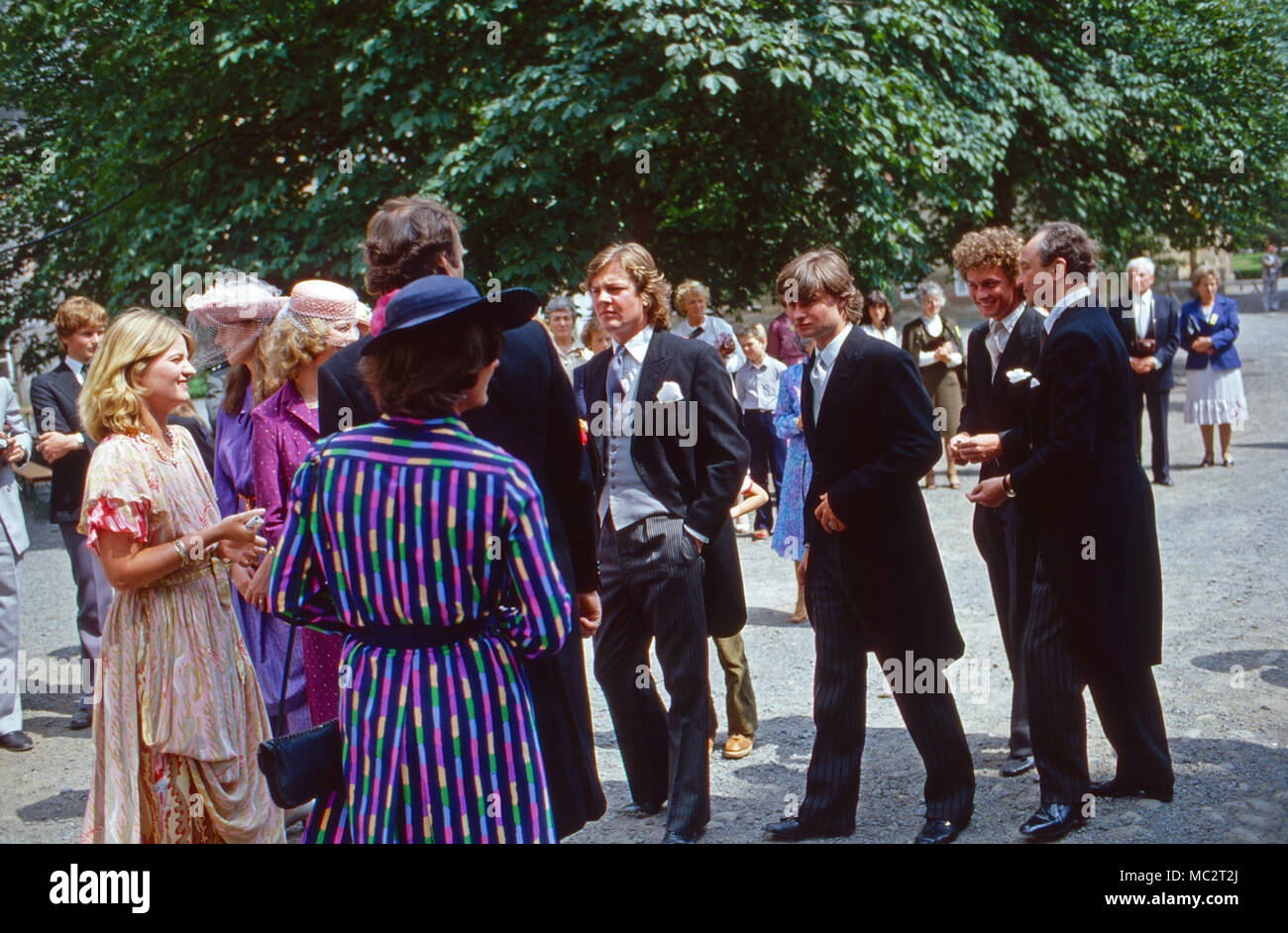 Die Söhne Ernst August (Mitte), Ludwig Rudolph und Heinrich Julius bei der Hochzeit ihres Vaters Ernst August IV. von Hannover mit Monika Gräfin zu Solms-Laubach in Laubach, Deutschland 1981. I figli di Ernest Augustus (centro), Luwig Rudolph e Heinrich Julius alle nozze del loro padre Ernest Augustus IV di Hannover con la Contessa Monika del Solms-Laubach a Laubach, Germania 1981. Foto Stock