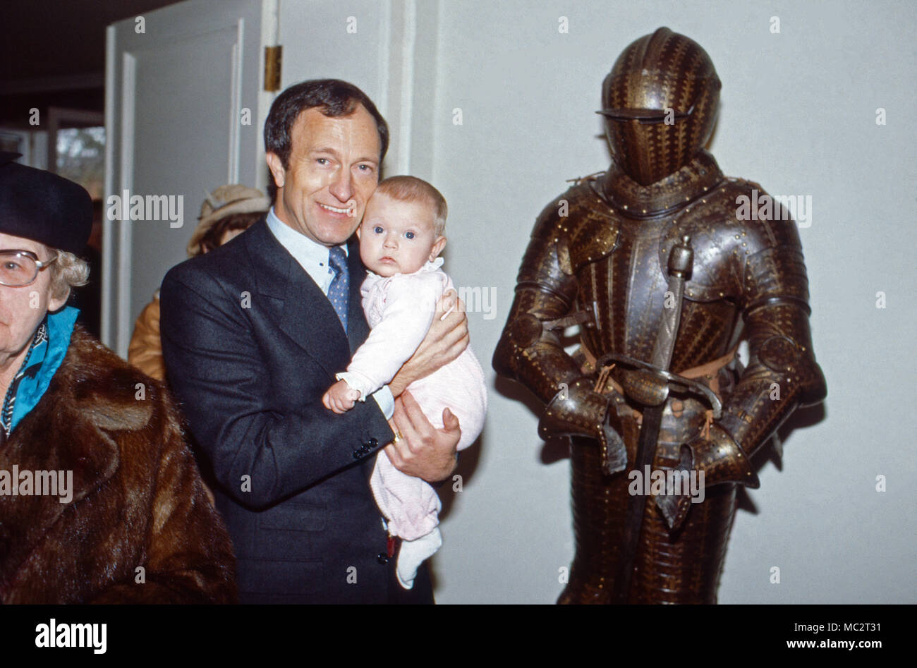 Historiker Friedrich Wilhelm von Preußen mit Tochter Viktoria Luise bei der Feier des 75. Geburtstags sciabiche Vaters Prinz Louis Ferdinand von Preußen in der Villa Monbijou a Berlino, Deutschland 1982. Historian Friedrich Wilhelm di Prussia con la figlia Viktoria Luise alla celebrazione del settantacinquesimo compleanno di suo padre Louis Ferdinand, principe di Prussia a Villa Monbijou a Berlino, Germania 1982. Foto Stock