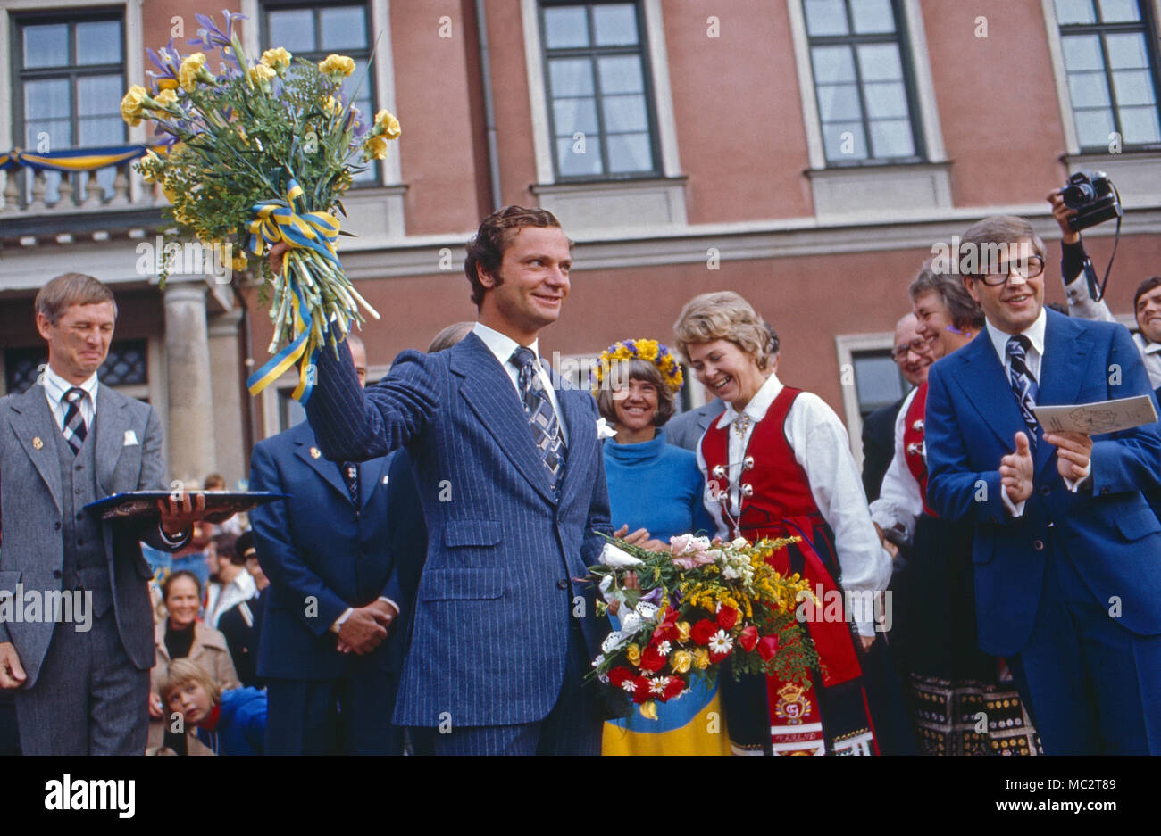 König Carl XVI. Gustaf bei einem Besuch in Växjö, Schweden 1975. Re Carl XVI Gustaf visitando la città di Växjö, Svezia 1975. Foto Stock