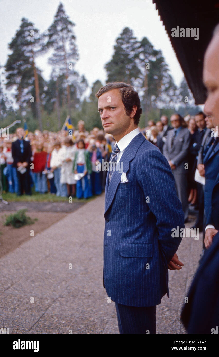 König Carl XVI. Gustaf bei einem Besuch in Växjö, Schweden 1975. Re Carl XVI Gustaf visitando la città di Växjö, Svezia 1975. Foto Stock
