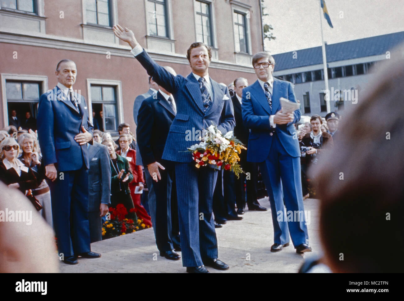 König Carl XVI. Gustaf bei einem Besuch in Växjö, Schweden 1975. Re Carl XVI Gustaf visitando la città di Växjö, Svezia 1975. Foto Stock