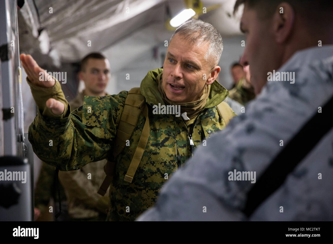 Stati Uniti Marine Corps Il Mag. Gen. Matteo Glavy, Comandante generale di 2 aeromobili Marina Wing, parla di Marines con Marine Tactical Air Command Squadron 28 durante la conduzione di una visita in loco nel corso Ullr Shield su Fort McCoy, Wis., gen. 16, 2018. Ullr Shield è un esercizio di formazione progettati per migliorare la seconda Marine Ala di aeromobili di capacità in condizioni di freddo intenso degli ambienti. (U.S. Marine Corps photo by Staff Sgt. Kowshon Ye) Foto Stock