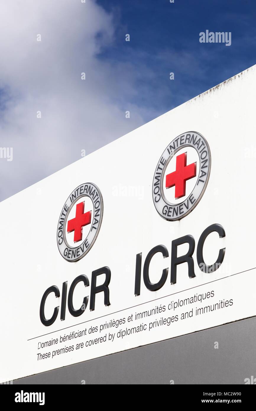 Ginevra, Svizzera - 1 Ottobre 2017: il logo del CICR in inglese e francese in un pannello Foto Stock