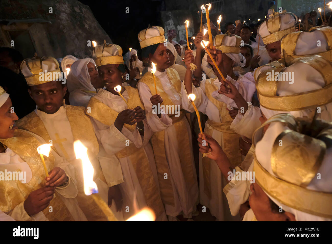 I cristiani ortodossi etiopi tengono candele durante la cerimonia del fuoco Santo al monastero di Deir El-Sultan situato sul tetto della Chiesa del Santo Sepolcro nella Città Vecchia Gerusalemme Est Israele. I cristiani etiopi commemorano gli eventi attorno alla crocifissione di Gesù Cristo, portando alla sua risurrezione nella Pasqua, che in lingua amarica, è chiamata Fasika, originata dalla parola greca Pascha. Foto Stock