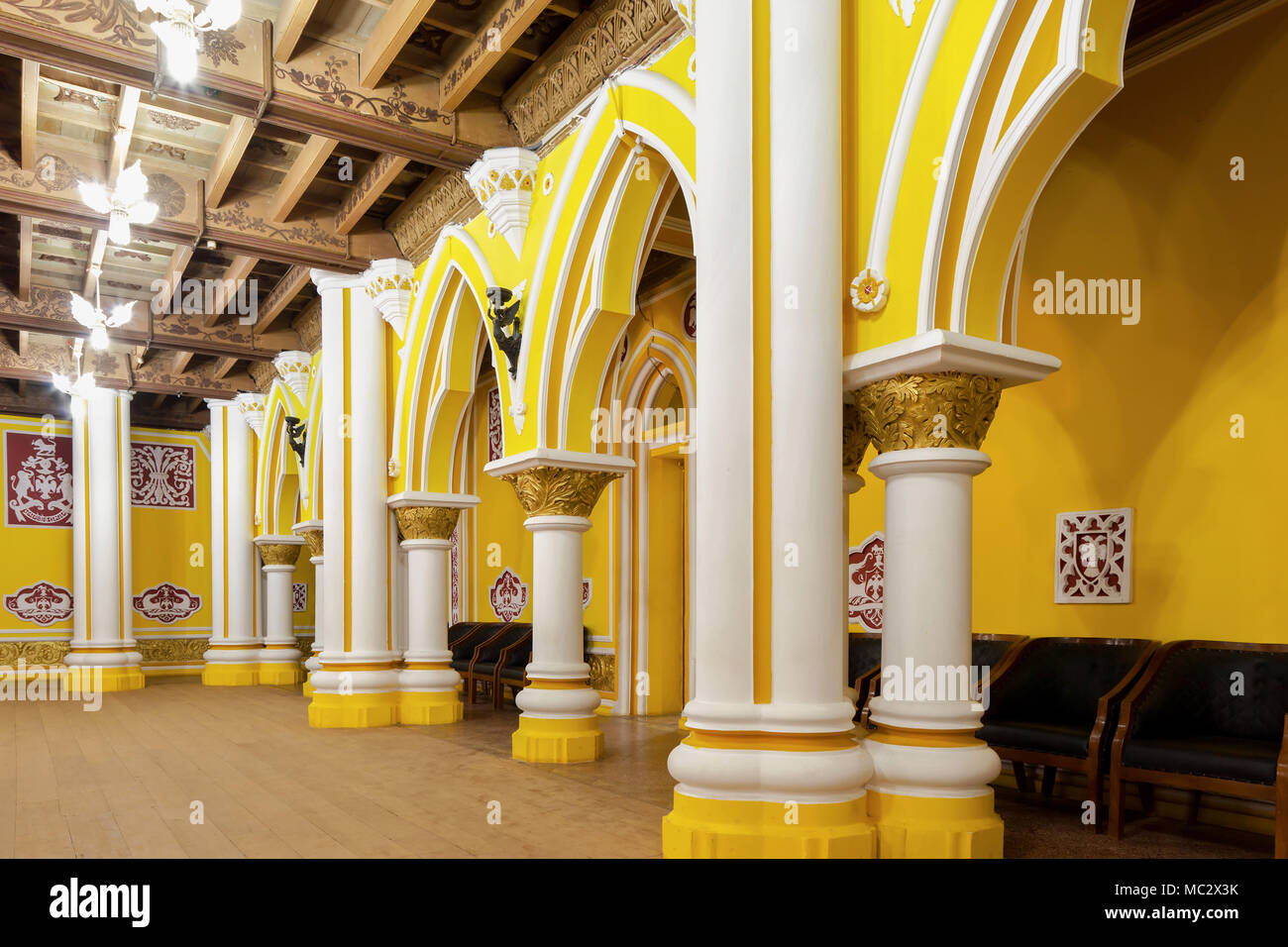 BANGALORE, India - 27 Marzo 2012: Bangalore Palace interni. Bangalore Palace è un grande palazzo indiano costruito in stile inglese. Foto Stock