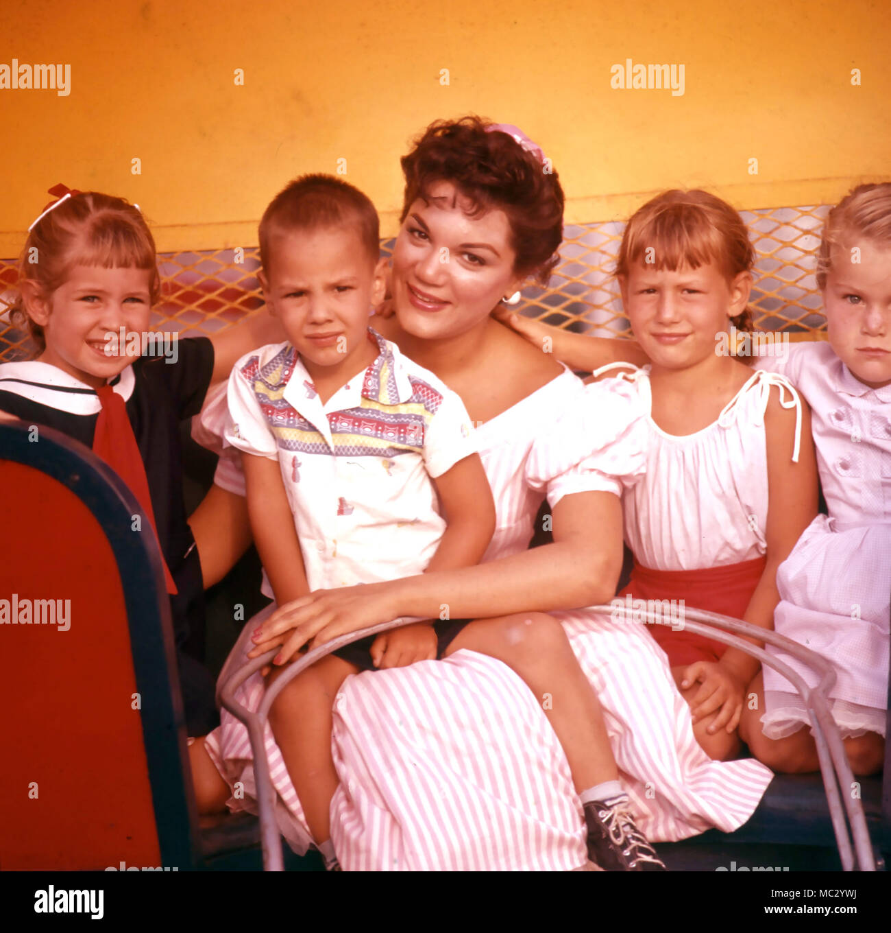 CONNIE FRANCIS cantante americana con la sua adozione famiglia inglese circa 1962 Foto Stock