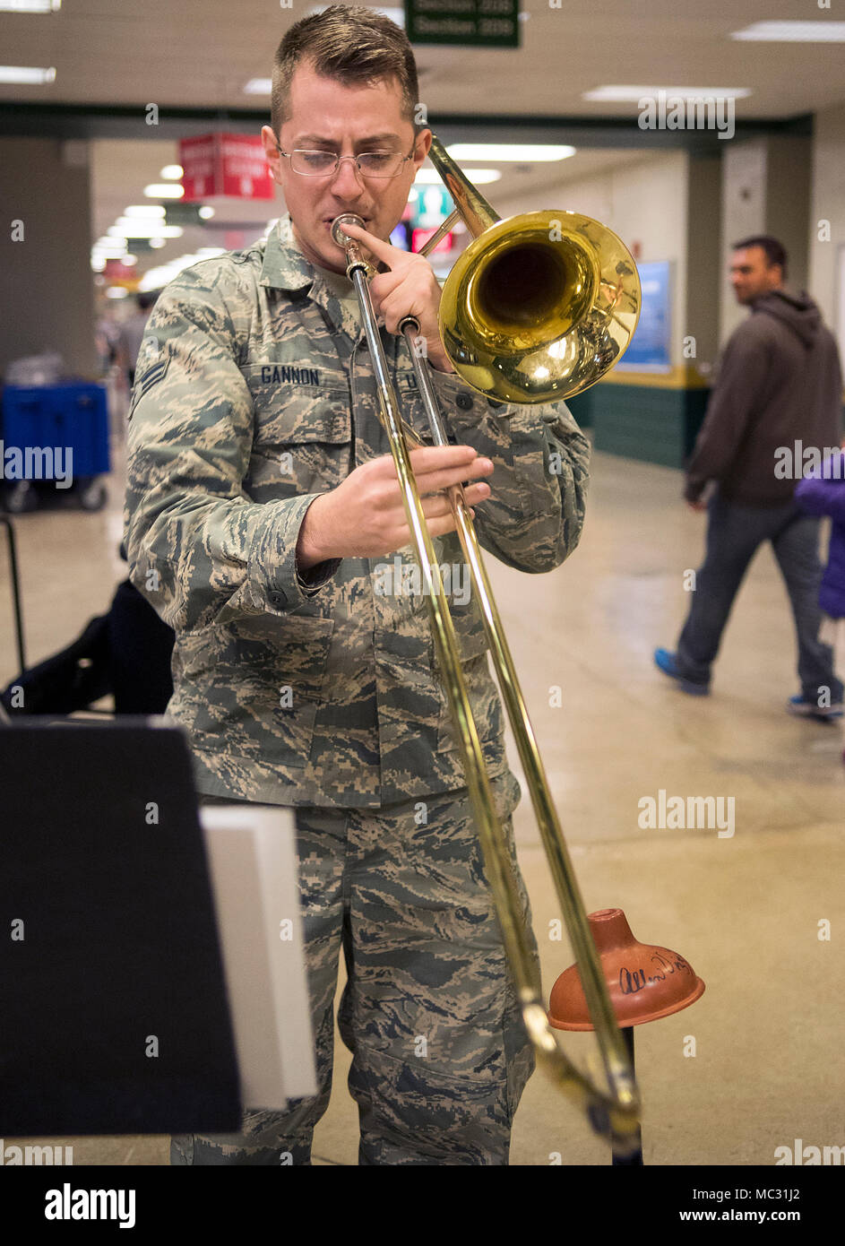 Airman 1. Classe Bryan Gannon, U.S. Air Force Band di volo trombonista, esegue nel piazzale del Pazzo centro sul campus di Wright State University, Fairborn Ohio, Gennaio 26, 2018 prima di iniziare una partita di basket. La scuola ha tenuto un militare di apprezzamento di notte, con aviatori di Wright-Patterson Air Force Base di prendere parte a cerimonie pregame e nuovi aviatori essendo giurato per la Air Force durante la metà del tempo. (U.S. Air Force foto di R.J. Oriez) Foto Stock