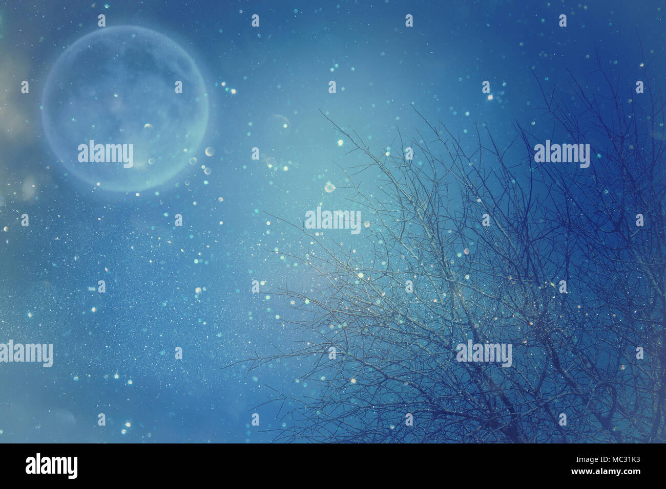 Surreale il concetto di fantasia - la luna piena con stelle brillano nel firmamento sullo sfondo Foto Stock