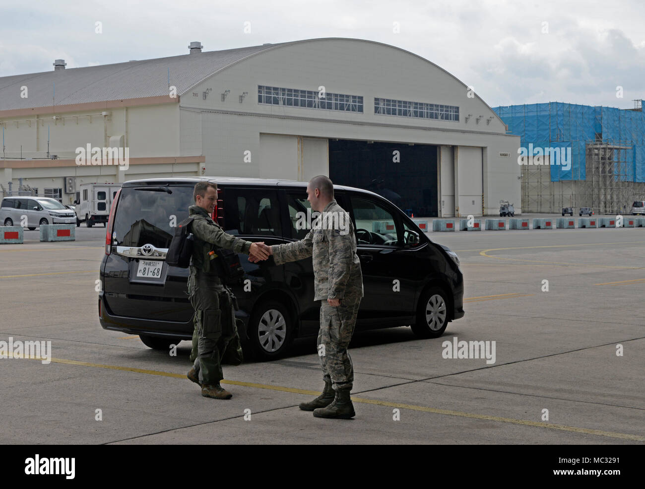 Stati Uniti Air Force Capt. Derek Kirkwood, 34th Fighter Squadron flight commander, scuote le mani con Airman 1. Classe Austin House, 388 Manutenzione aeromobili squadrone capo equipaggio, prima di una sortita gen. 24, 2018 a Kadena Air Base, Giappone. Forze di rotazione sono solidali ad aumentare i nostri militari le capacità di combattimento, che sono essenziali per gli Stati Uniti di proiezione di potenza e sicurezza obblighi. (U.S. Air Force photo by Staff Sgt. Benjamin Sutton) Foto Stock