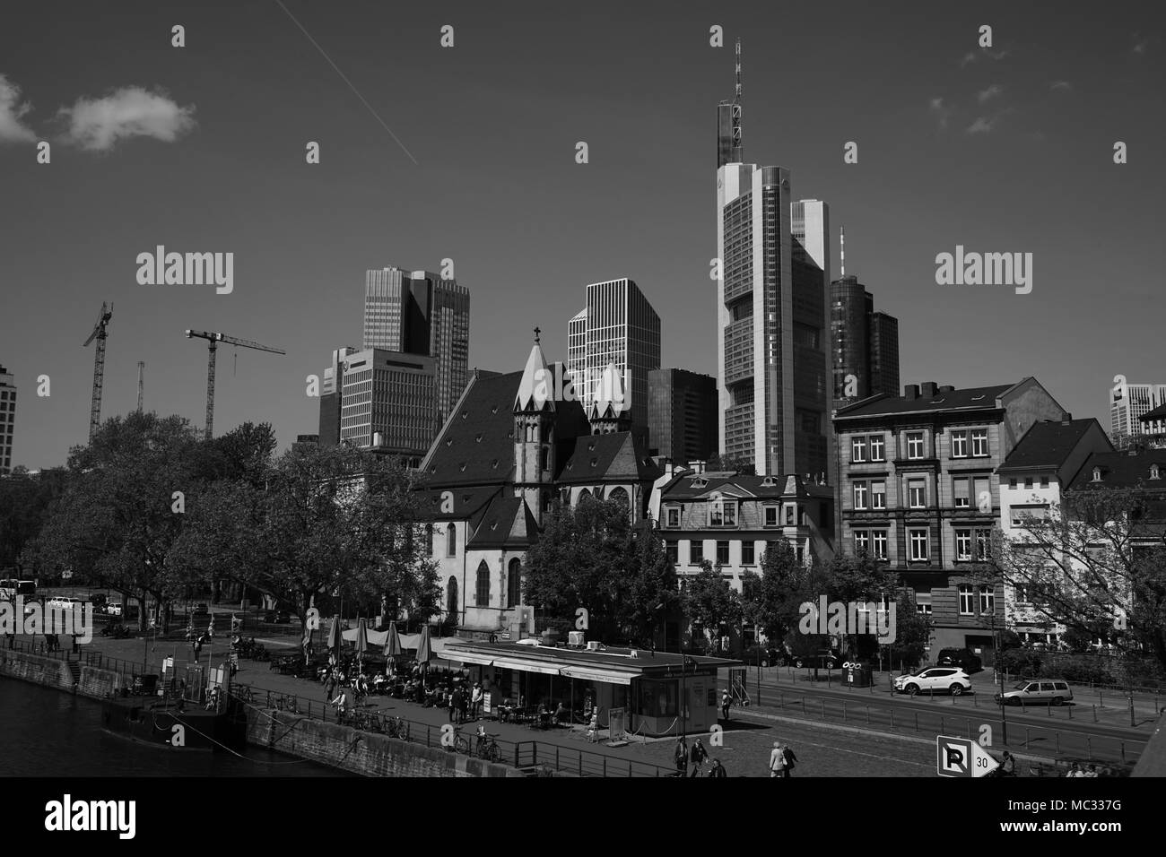 Riverside, Mainkai, visto da "Eiserner Steg', Skyline e chiesa St. Leonhard, un medievale chiesa cattolica, Dock per escursione barche, Frankfurt Foto Stock