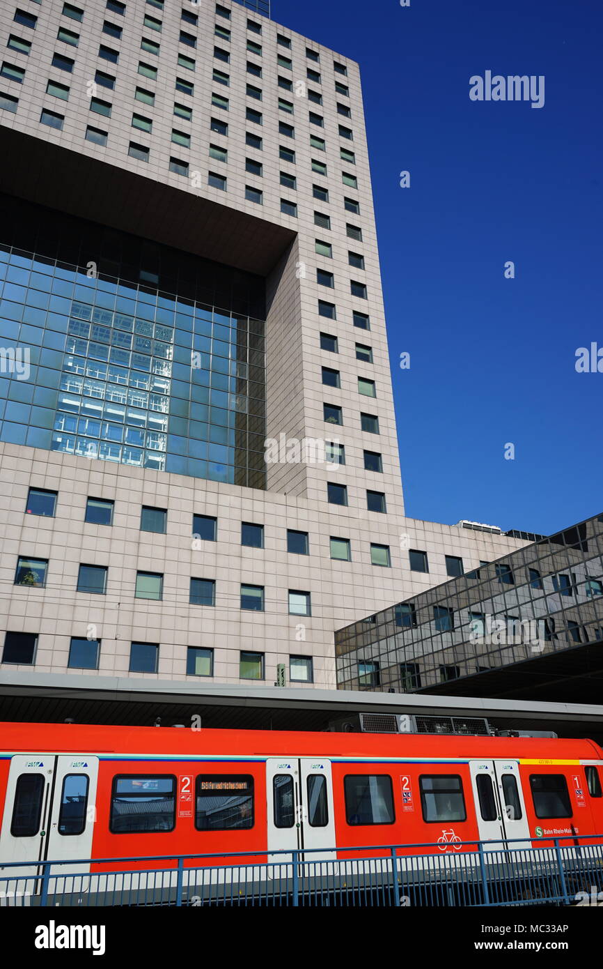 S-Bahn stazione 'Messe', S-Bahnhof " Francoforte (principale) Messe", vicino a Gatehouse, Messe Torhaus, fiera edificio, Frankfurt am Main, Germania Foto Stock