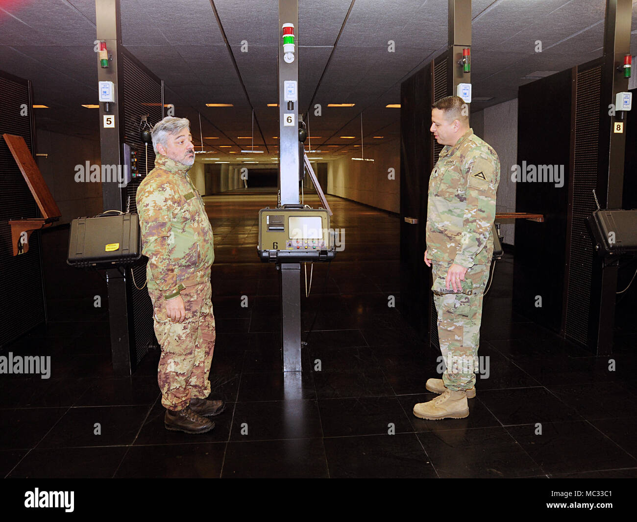 L'Esercito Italiano Col. Marco Becherini, Folgore (ABN) vigili del Centro di formazione Commander e U.S. Esercito Lt. Col. Ismael B. Natividad, formazione di attività di supporto (Europa TSAE) Direttore, durante la sua visita alla portata interna a Lustrissimi Area Formazione, Livorno, Italia, Jan 30, 2018.(foto di Vincenzo Vitiello/RILASCIATO). Foto Stock