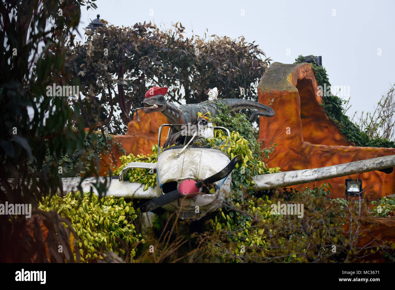 GARDAN GY80-160 HORIZON G-AZRX che si è schiantato all'aeroporto di Sandtoft ed è stato posizionato a Adventure Island in stile Jurassic Park con dinosauro Foto Stock