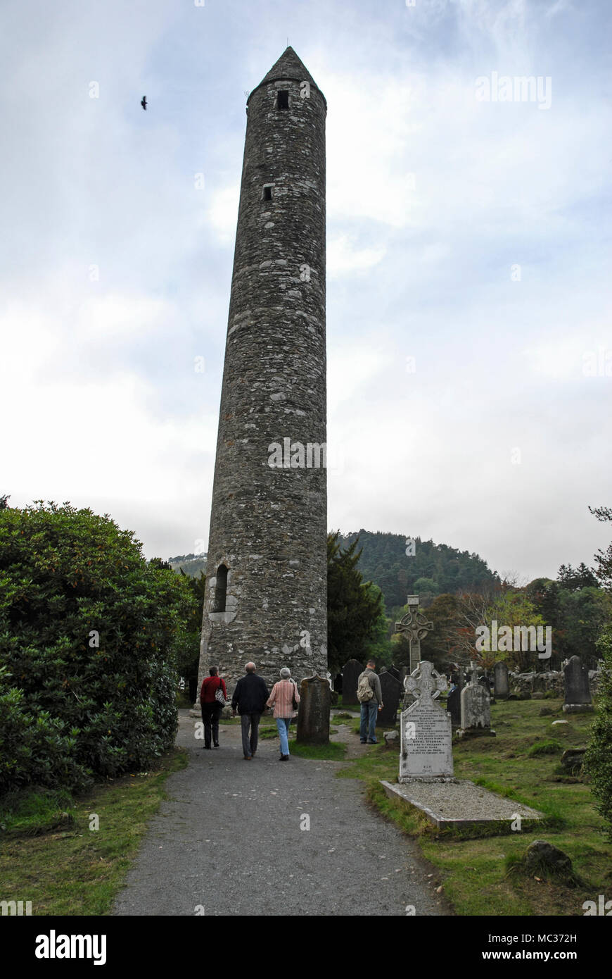 La Torre rotonda di Glendalough, alta 30 metri, si trova nella valle di due laghi nel parco nazionale delle montagne di Wicklow, nell'Irlanda del Sud. Il primo CHRI Foto Stock