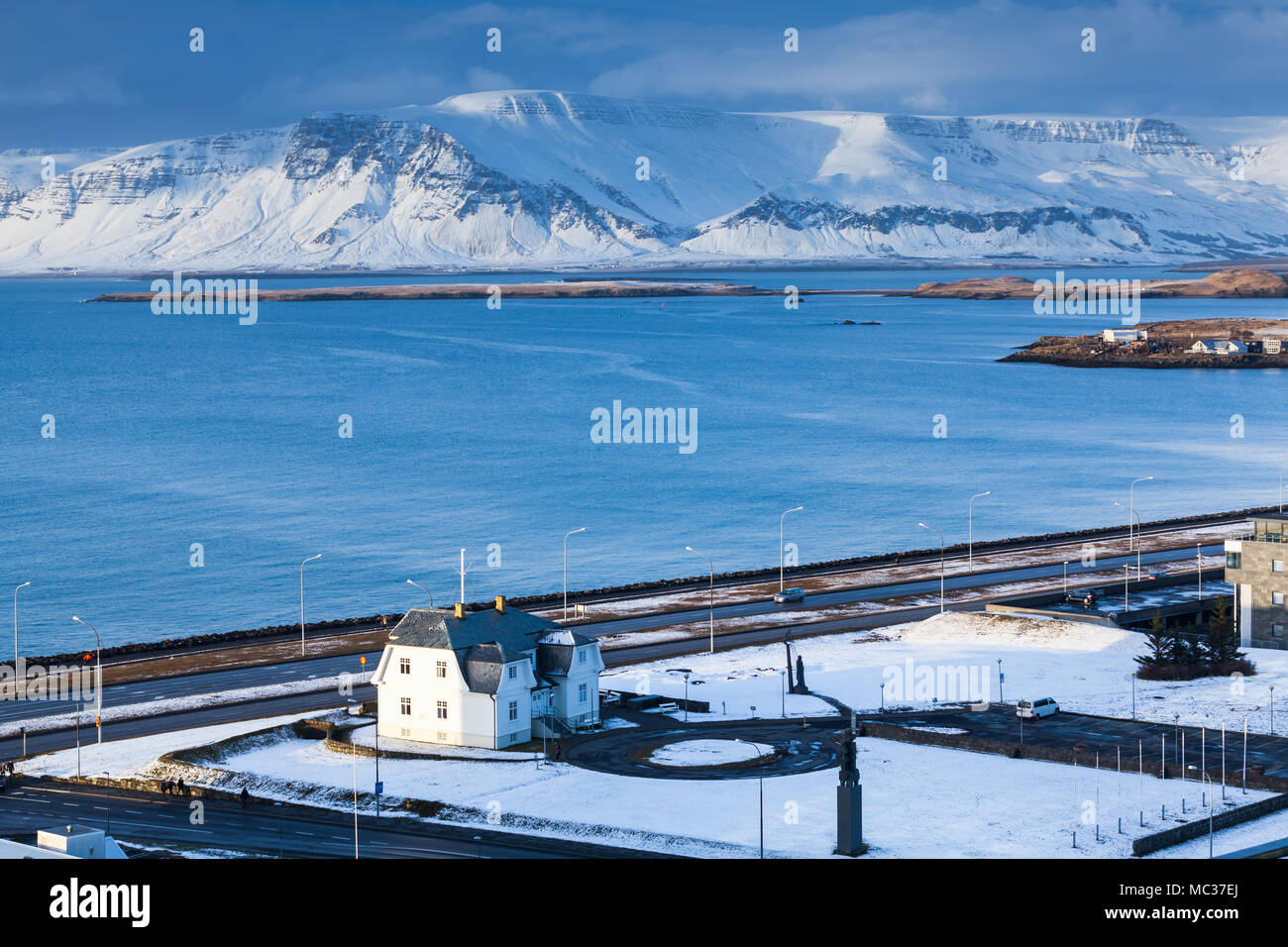 Paesaggio islandese. Montagne innevate sotto il cielo blu scuro sull orizzonte. Reykjavik, Islanda Foto Stock