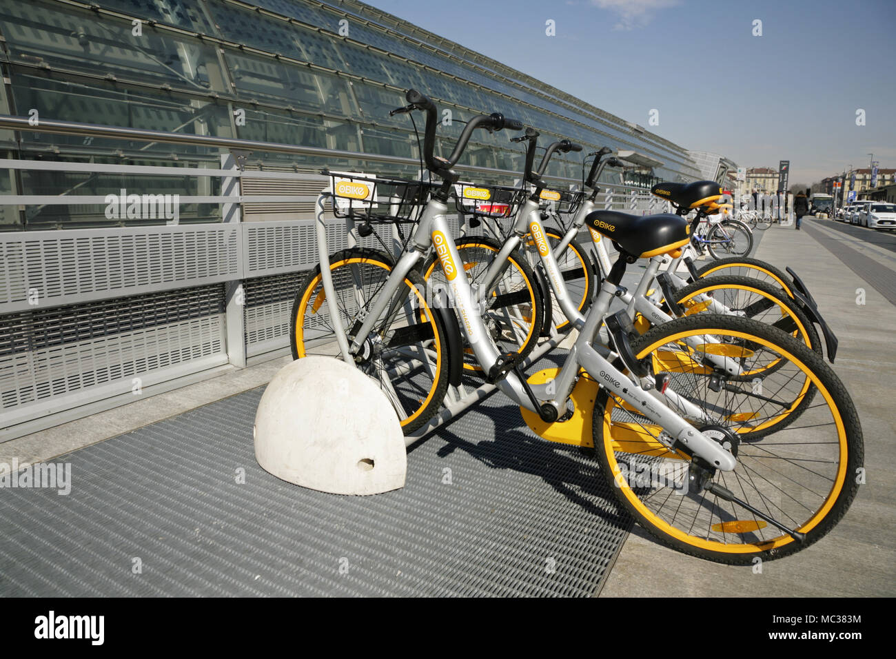 Le biciclette a noleggio presso la nuova stazione di Porta Susa a Torino, Italia. Foto Stock