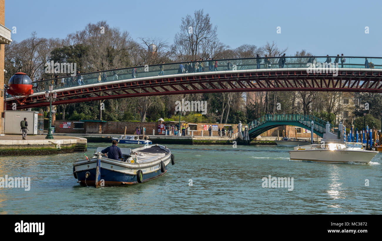 Ponte della Costituzione che in inglese significa, Ponte della Costituzione. È il quarto ponte sul Canal Grande a Venezia. Foto Stock