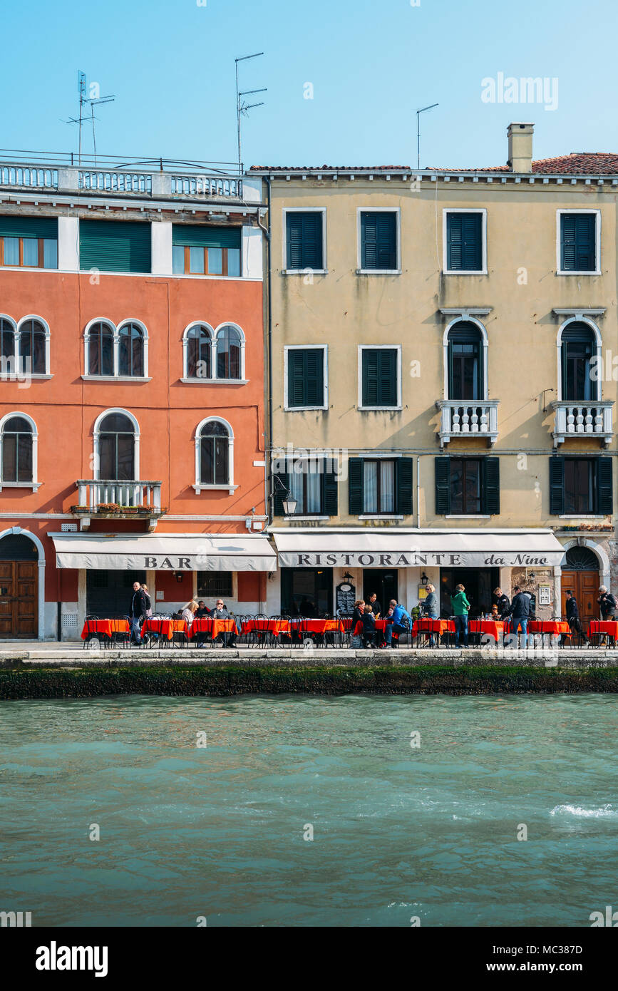 I turisti in una terrazza sul bordo del Canale di Cannaregio a Venezia Foto Stock