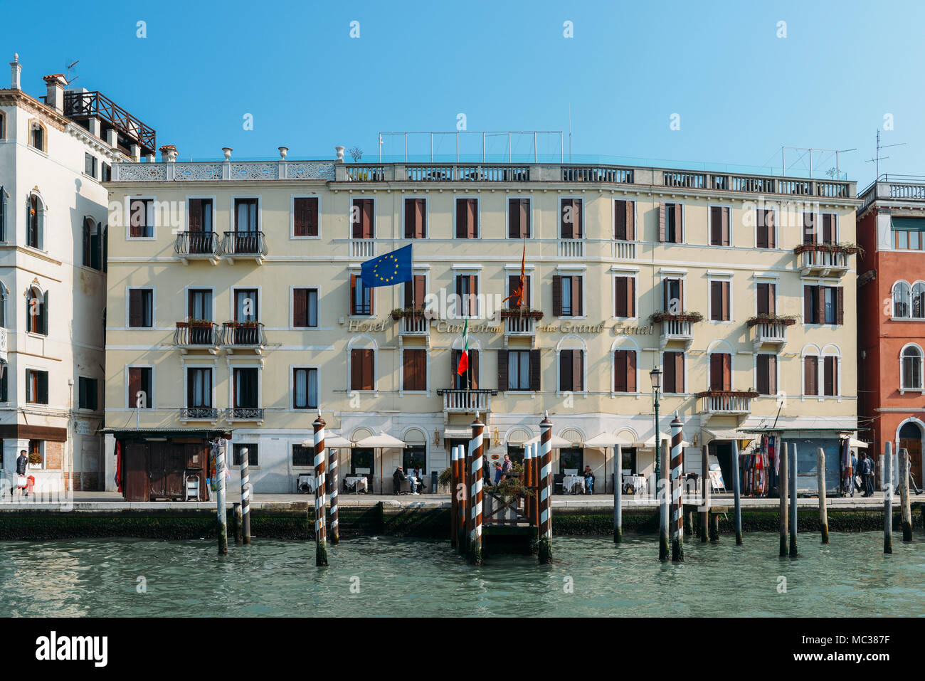 I turisti in una terrazza sul bordo del Canale di Cannaregio a Venezia Foto Stock