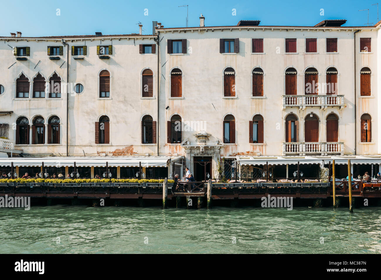 I turisti in una terrazza sul bordo del Canale di Cannaregio a Venezia Foto Stock