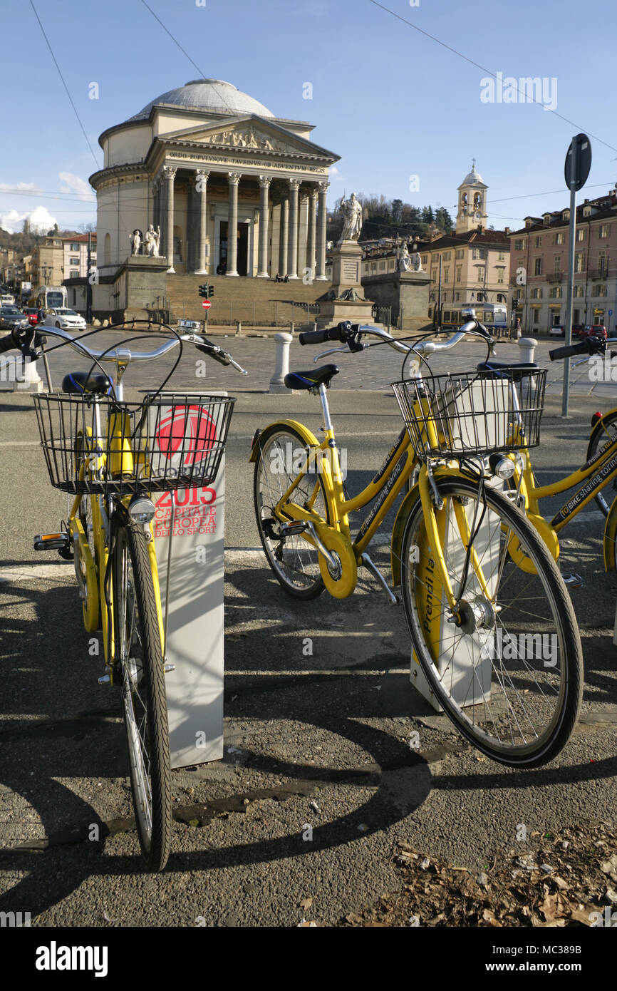 Bici A Noleggio Vicino La Cattolica Gran Madre Di Dio Chiesa Corsa A Casale Torino Italia Progettato Da Ferdinando Bonsignore Foto Stock Alamy