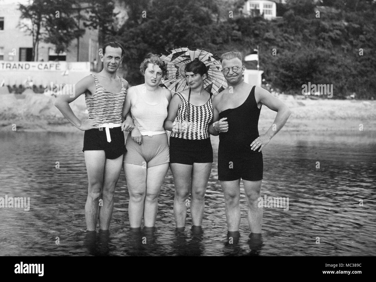 Due coppie in Germania wade nel lago in vacanza, ca. 1930. Foto Stock