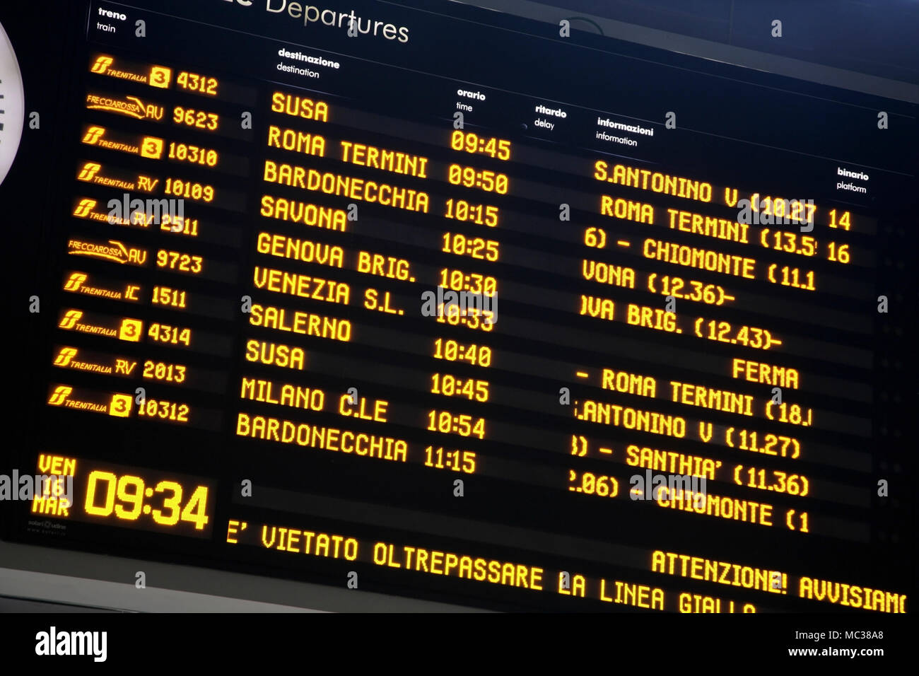 La partenza del treno information board, la stazione ferroviaria di Porta  Nuova a Torino, Italia Foto stock - Alamy