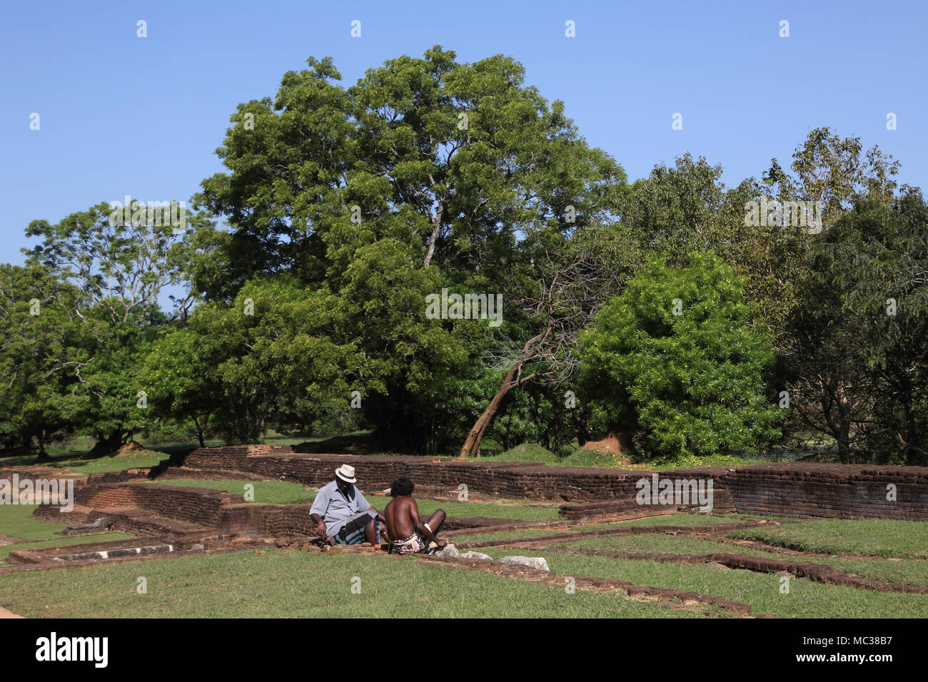 Sigiriya Nord provincia centrale dello Sri Lanka uomini al lavoro dalle rovine nei dintorni di Sigiriya rock Foto Stock