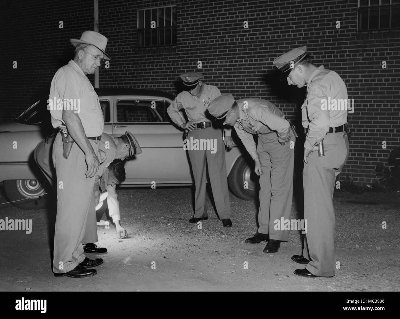 Georgia State Patrol officers esaminare una scena del crimine, ca. 1962. Foto Stock