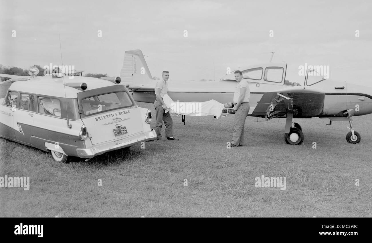 Un servizio di ambulanza in Georgia rurale, 1956. Foto Stock