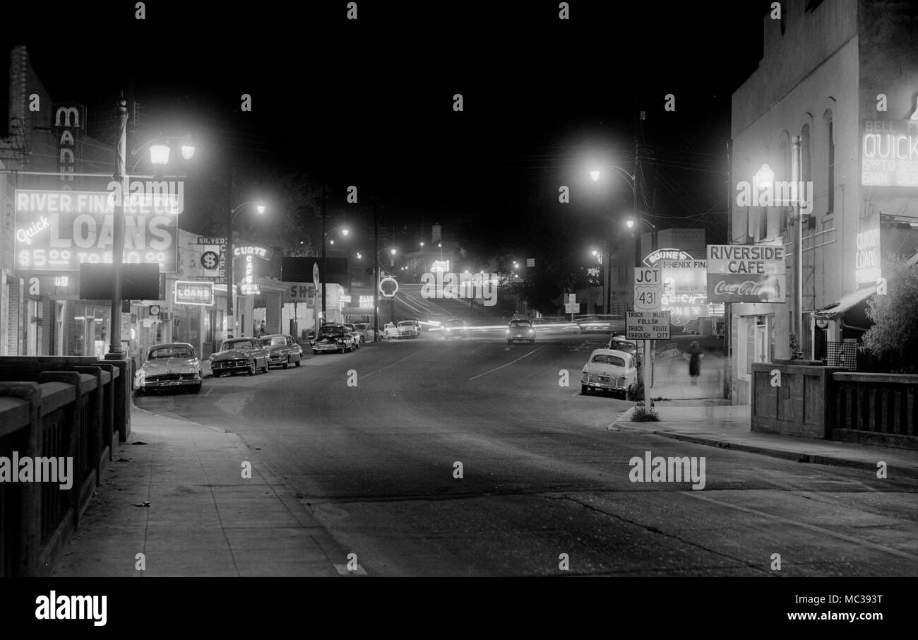 Scena notturna delle strade di una piccola città in Alabama, ca. 1958. Foto Stock