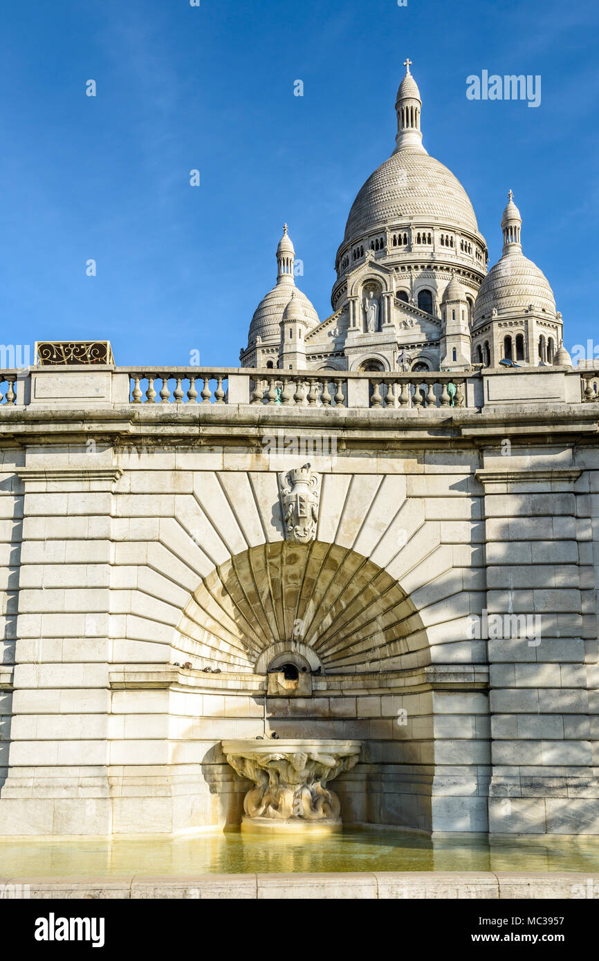 La ciotola orientale della fontana monumentale situato sulla terrazza superiore dell'Louise Michel park, al di sotto della Basilica del Sacro Cuore di Parigi. Foto Stock
