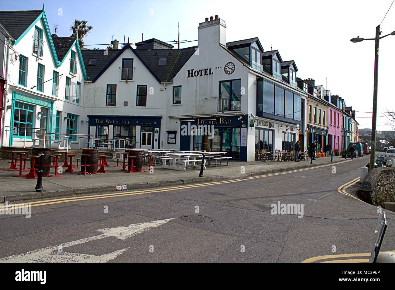Davanti al porto di Baltimora, West Cork, Irlanda, con i suoi colorati, di vivaci ristoranti e pub, una meta turistica molto e meta di vacanza Foto Stock