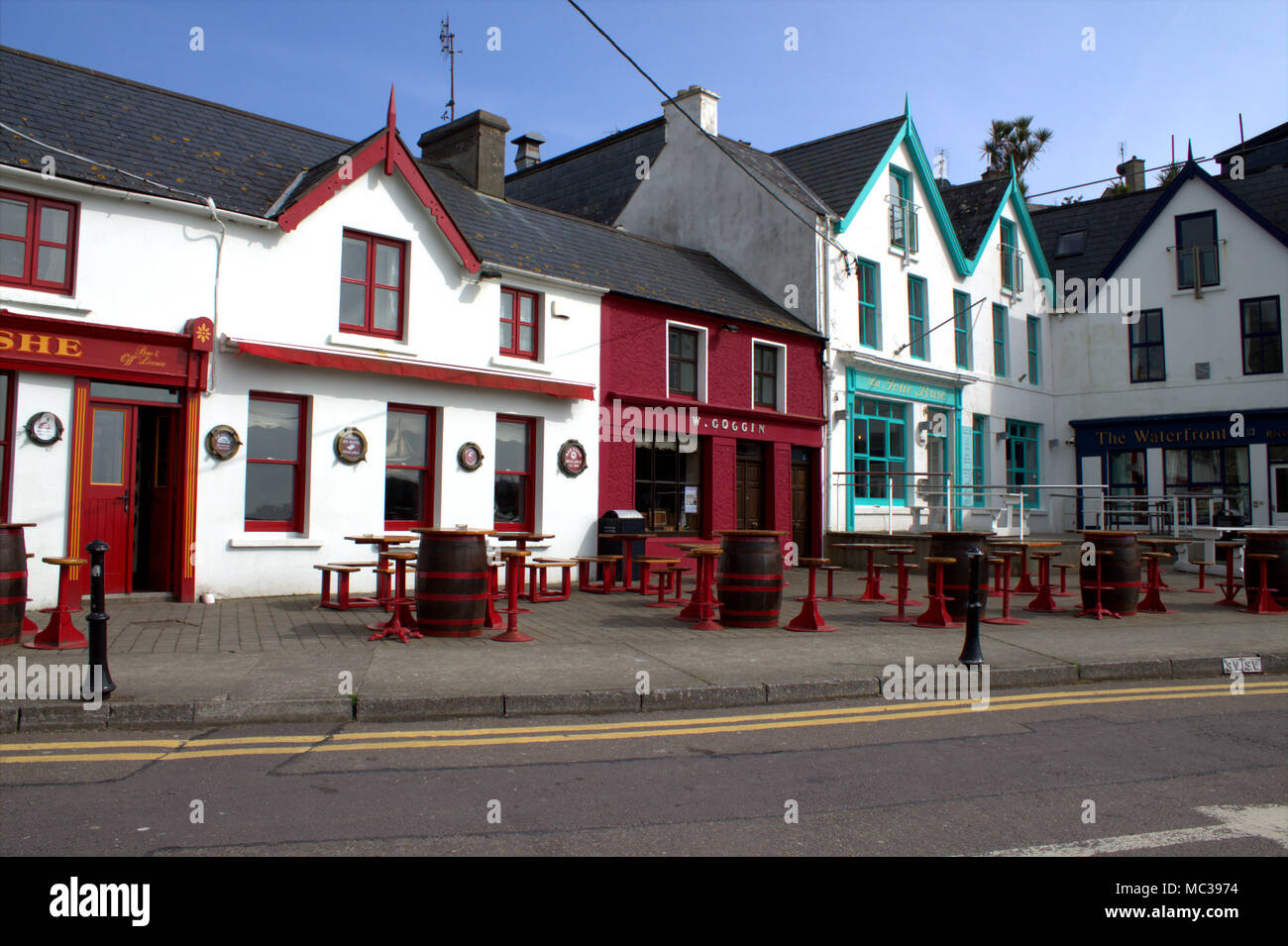 Davanti al porto di Baltimora, West Cork, Irlanda, con i suoi colorati, di vivaci ristoranti e pub, una meta turistica molto e meta di vacanza Foto Stock