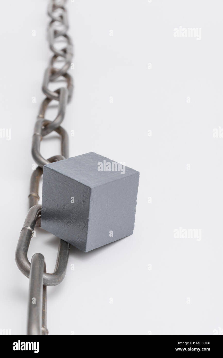 Macro-fotografia del piccolo cubo grigio con catena di metallo - metafora  per il concetto di cryptocurrency Blockchain meccanismo, "fornitura catena',  Blockchain conferenza Foto stock - Alamy