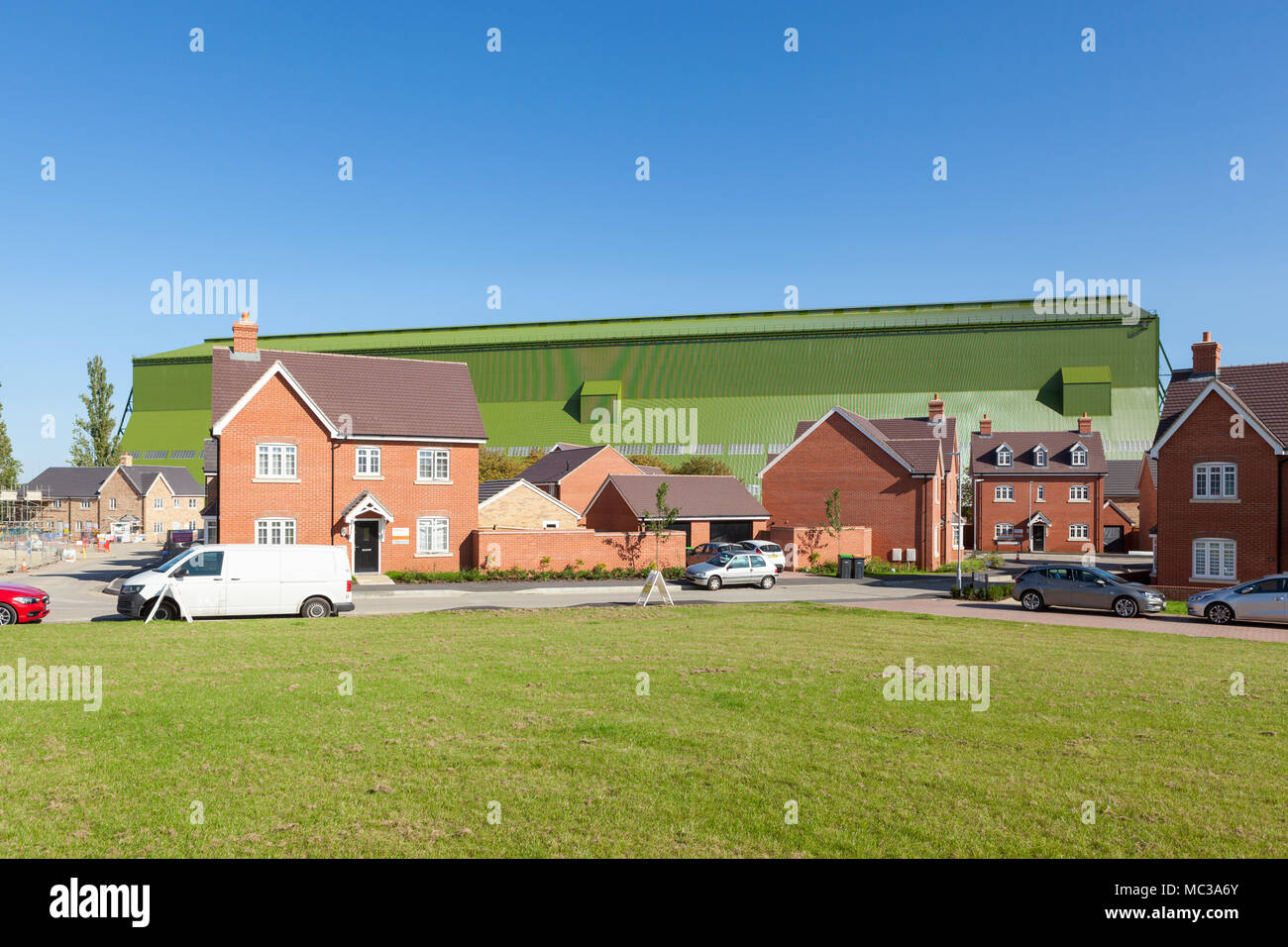 La nuova build station wagon con Cardington dirigibile appendiabiti dietro, Bedford, Regno Unito Foto Stock