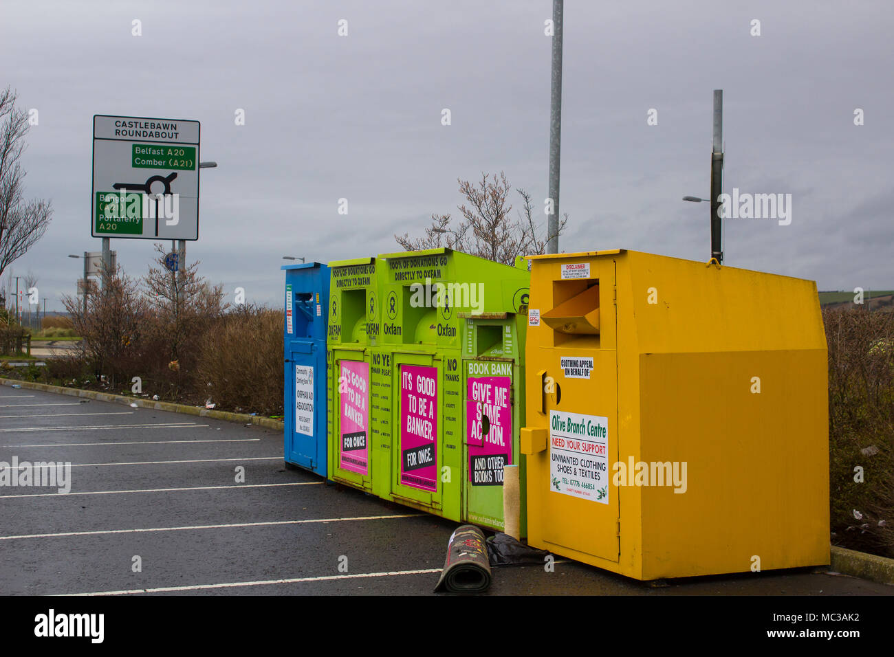Acciaio colorato abbigliamento banche per beneficenza situato nel locale di Tesco Extra Parcheggio auto a Derry contea di Down Irlanda del Nord Foto Stock