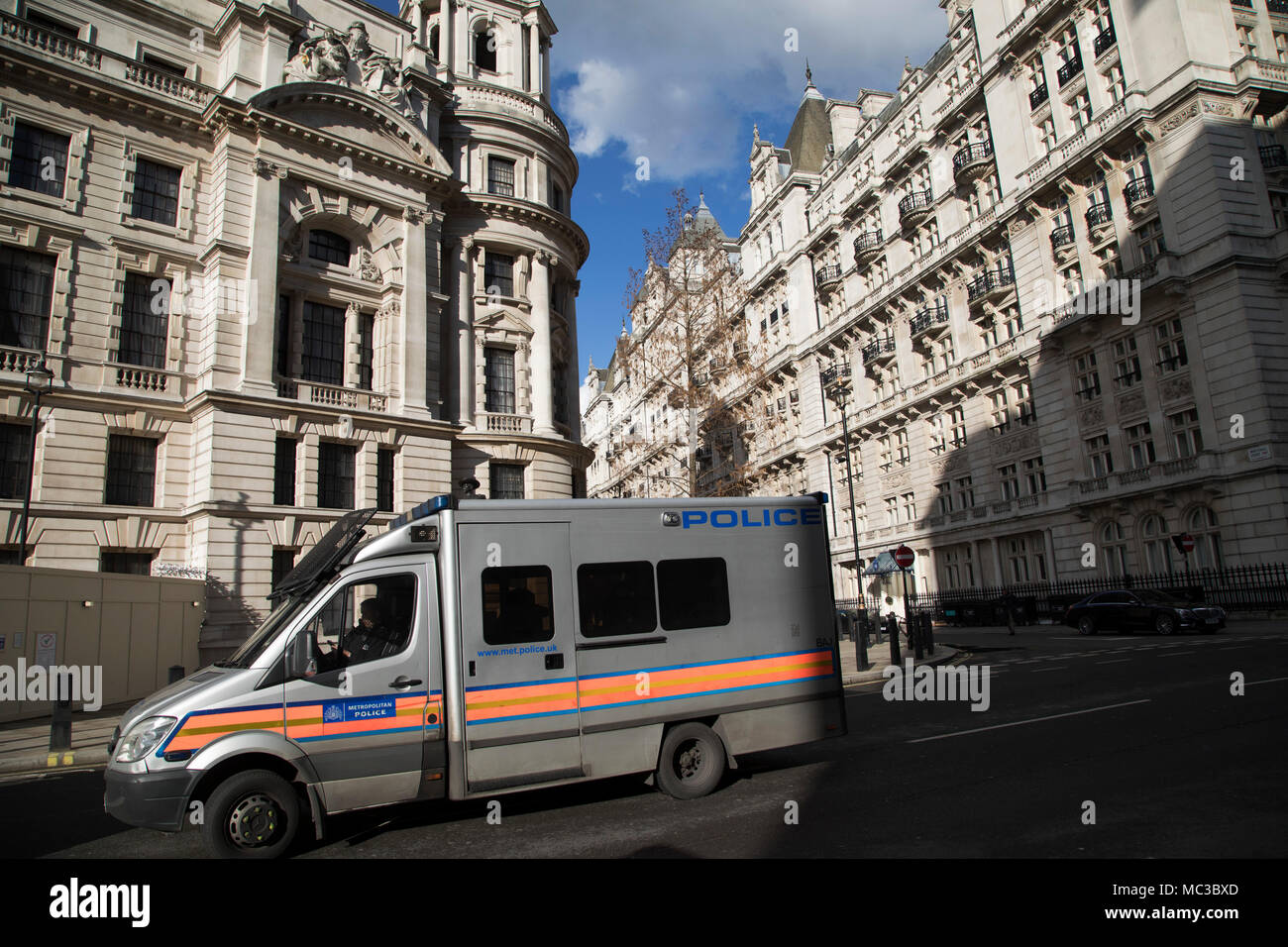 La polizia furgoni parcheggiati al di fuori della vecchia guerra Edificio per uffici a Londra, Inghilterra, Regno Unito. Ex edificio per uffici con 1.100 camere utilizzate da Churchill come quartier generale durante la Seconda Guerra Mondiale. Foto Stock