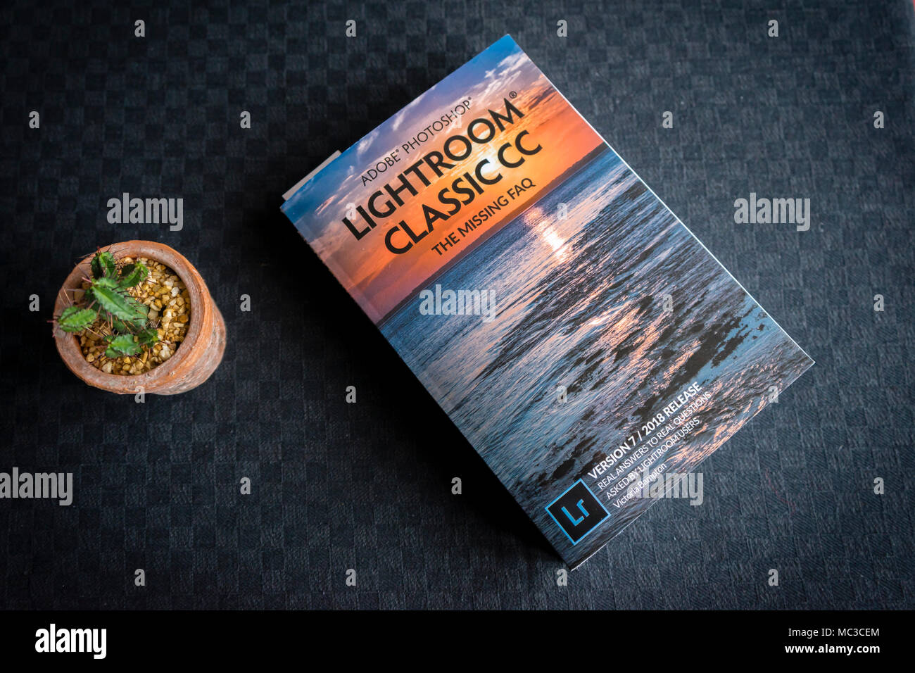 Un 'Lightroom Classic CC' Libro di testo su sfondo nero Foto Stock