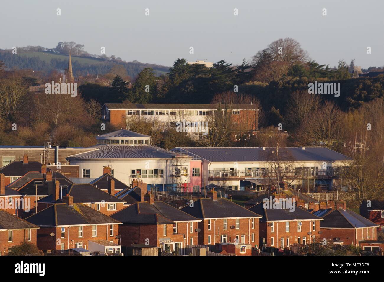 Wynstream scuola primaria, Burnthouse Lane. 1930 Consiglio station wagon, del quadrato delle case in mattoni. Exeter Devon, Regno Unito. Foto Stock