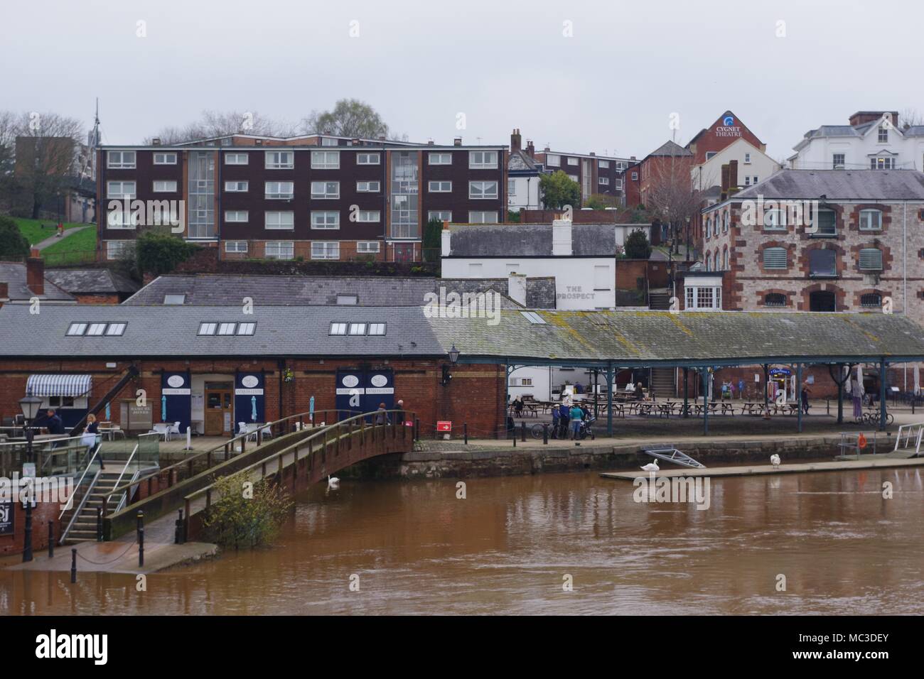Exeter Quay Centro di antiquariato, dal fiume Exe nel diluvio. Exeter Devon, Regno Unito. Aprile, 2018. Foto Stock