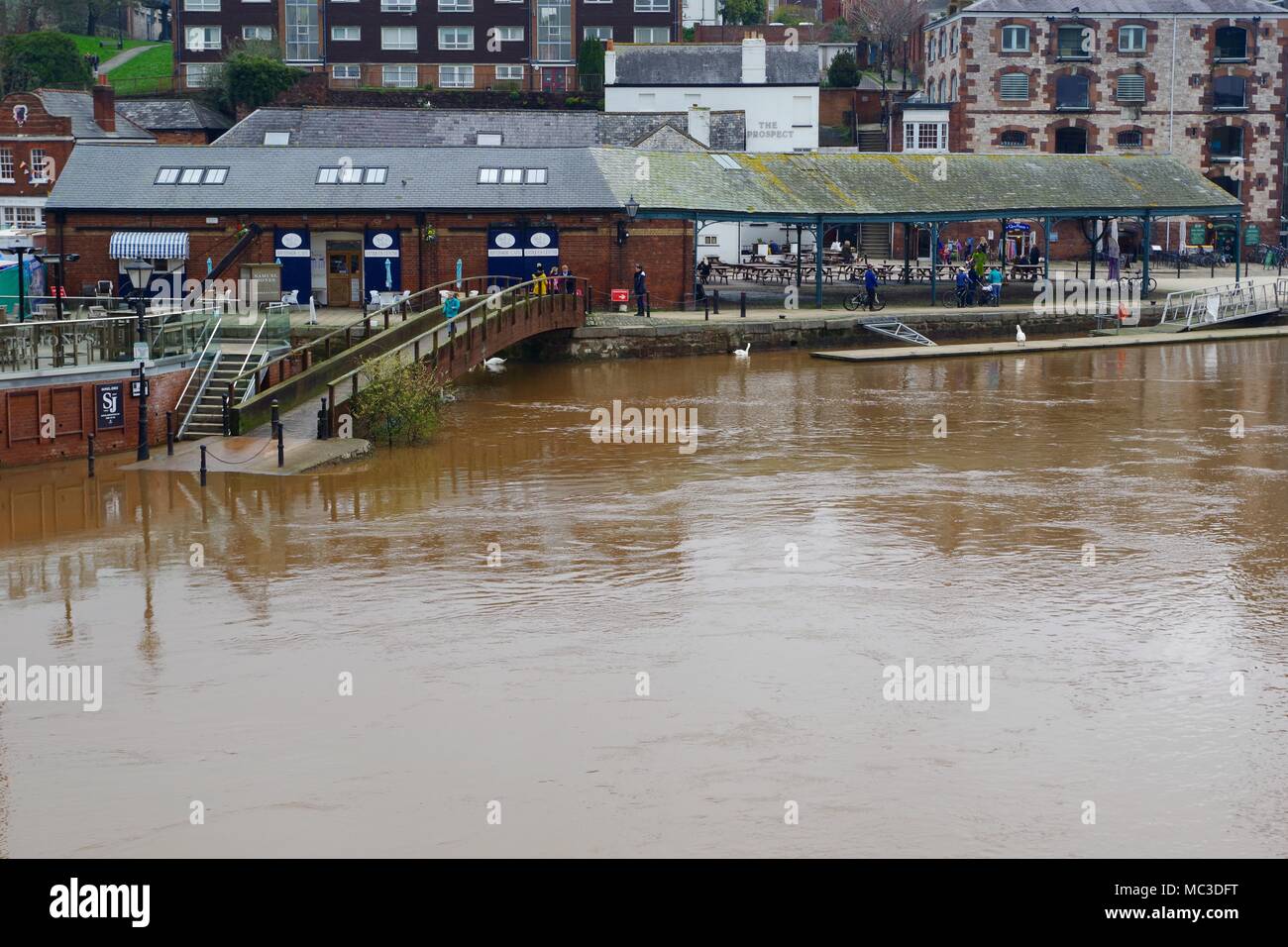 Exeter Quay Centro di antiquariato, dal fiume Exe nel diluvio. Exeter Devon, Regno Unito. Aprile, 2018. Foto Stock