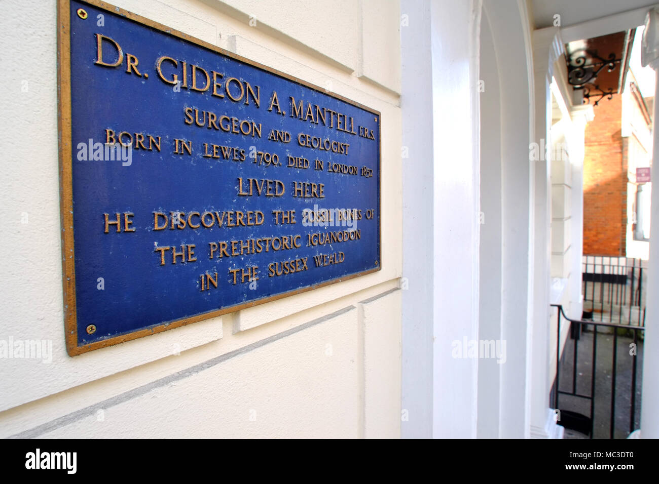 Segno blu sulla home del dottor Gideon Mantell, la prima persona a scoprire le ossa fossili di un iguanadon. Foto Stock