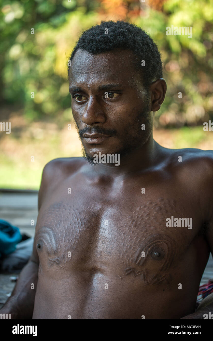 Cicatrici sul petto e i capezzoli di un uomo Chambri a guardare come pelle di coccodrillo, Kanganaman village, Medio Sepik, Papua Nuova Guinea Foto Stock