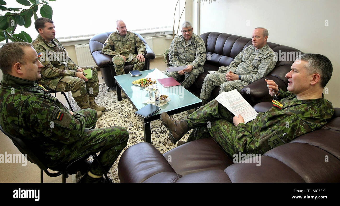 Un contingente di leadership dalla Pennsylvania la guardia nazionale si è riunito con la leadership dal lituano di forze armate leadership Feb. 15. Foto Stock