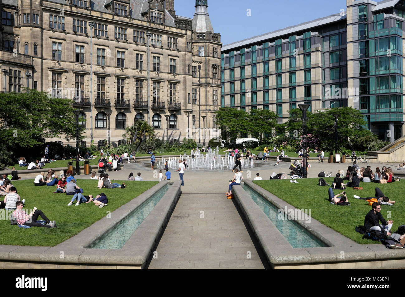 Sheffield Peace Gardens spazio pubblico nel centro di Sheffield Inghilterra Regno Unito, folle che si godono il sole Foto Stock