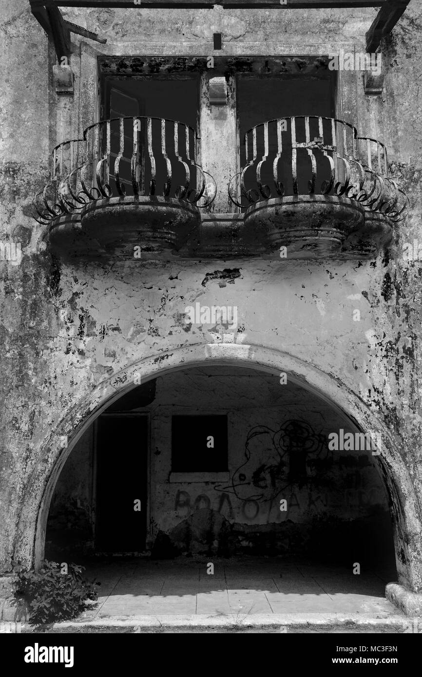 Balcone e arco con graffiti su un in disuso ed abbandonato edificio governativo, Rodi, Grecia Foto Stock