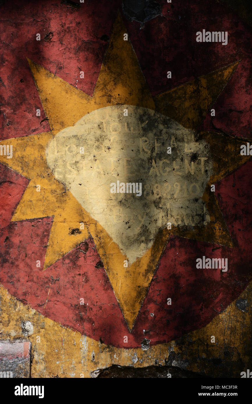 Fioccatura stella dipinta sulla parete di una in disuso ed abbandonato edificio governativo, Rodi, Grecia Foto Stock